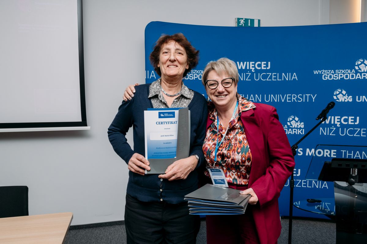 Prof. Maria Filina została odznaczona medalem Wyższej Szkoły Gospodarki ...